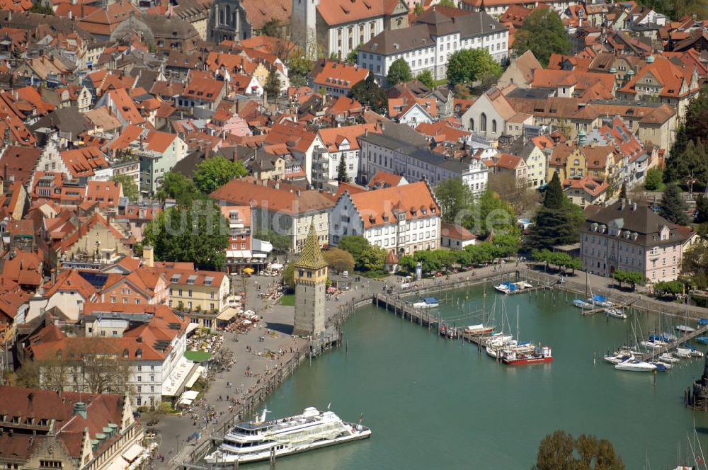 Lindau aus der Vogelperspektive: Blick in den Hafen mit Altstadt und Mangturm der Lindau Insel