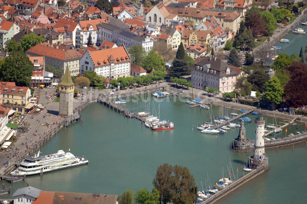 Luftbild Lindau - Blick in den Hafen mit Altstadt und Mangturm der Lindau Insel