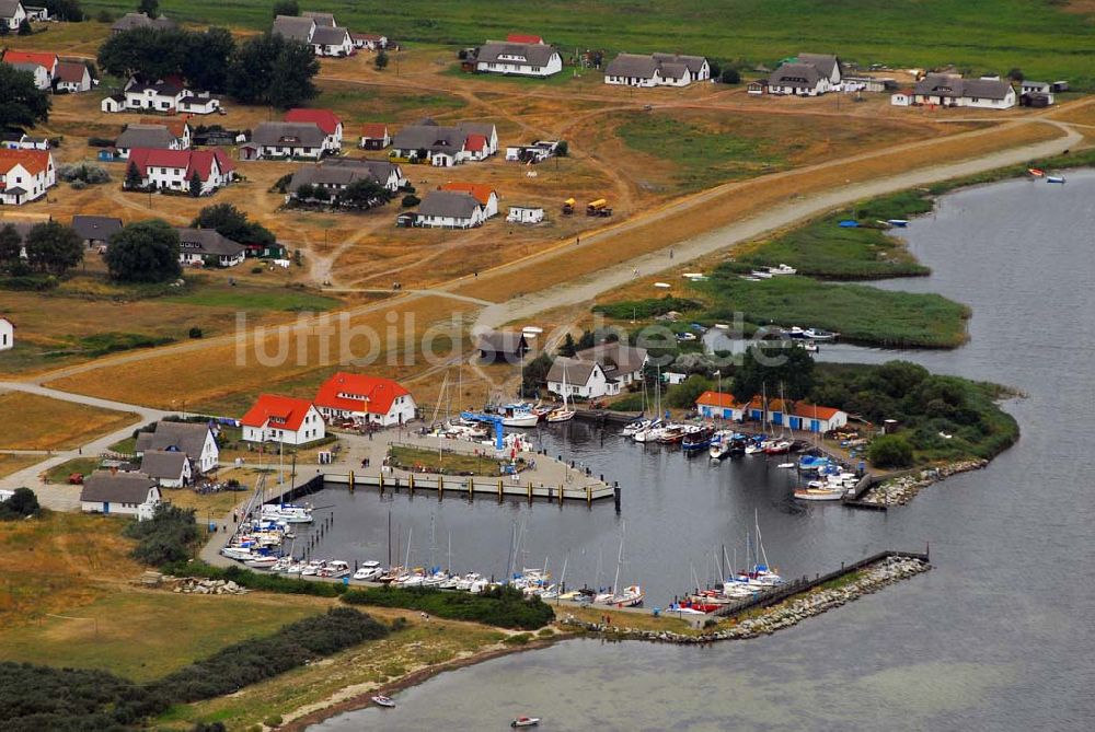 Neuendorf von oben - Blick auf den Hafen von Neuendorf auf Hiddensee