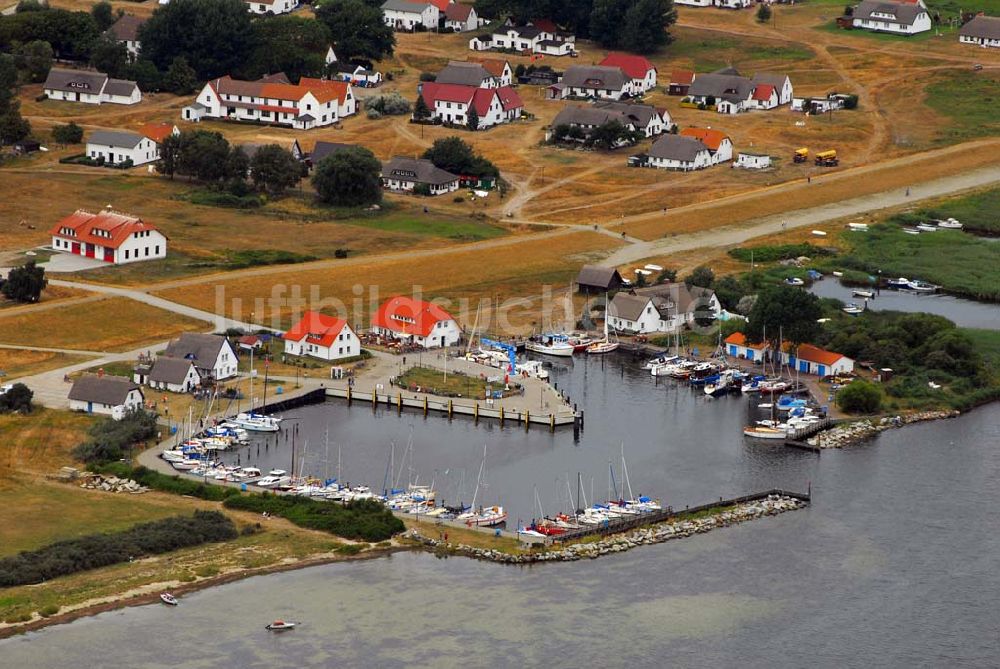 Neuendorf aus der Vogelperspektive: Blick auf den Hafen von Neuendorf auf Hiddensee