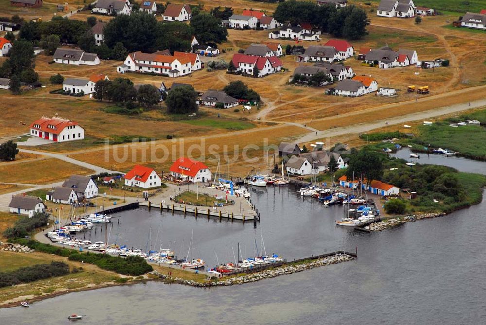 Luftbild Neuendorf - Blick auf den Hafen von Neuendorf auf Hiddensee