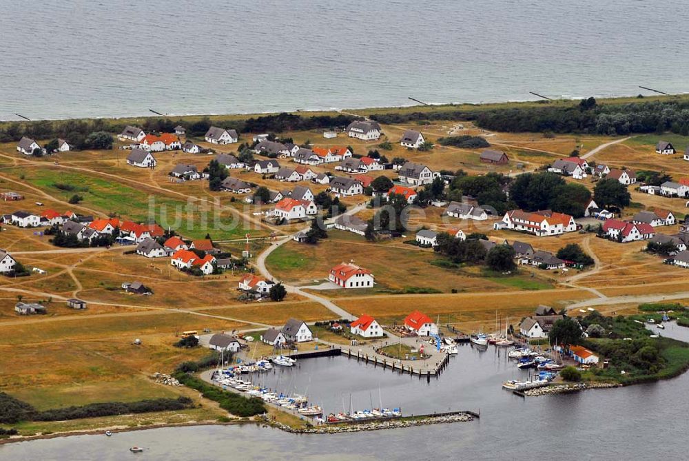 Neuendorf von oben - Blick auf den Hafen von Neuendorf auf Hiddensee