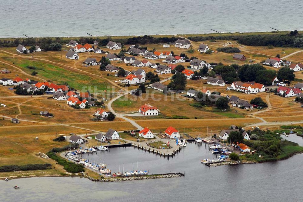 Neuendorf aus der Vogelperspektive: Blick auf den Hafen von Neuendorf auf Hiddensee