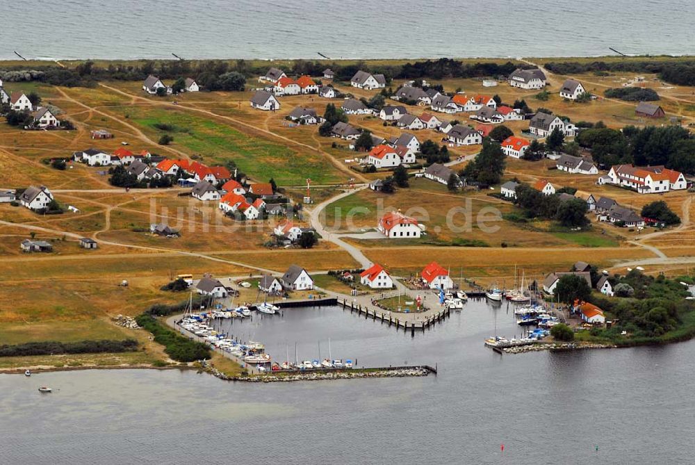 Luftbild Neuendorf - Blick auf den Hafen von Neuendorf auf Hiddensee