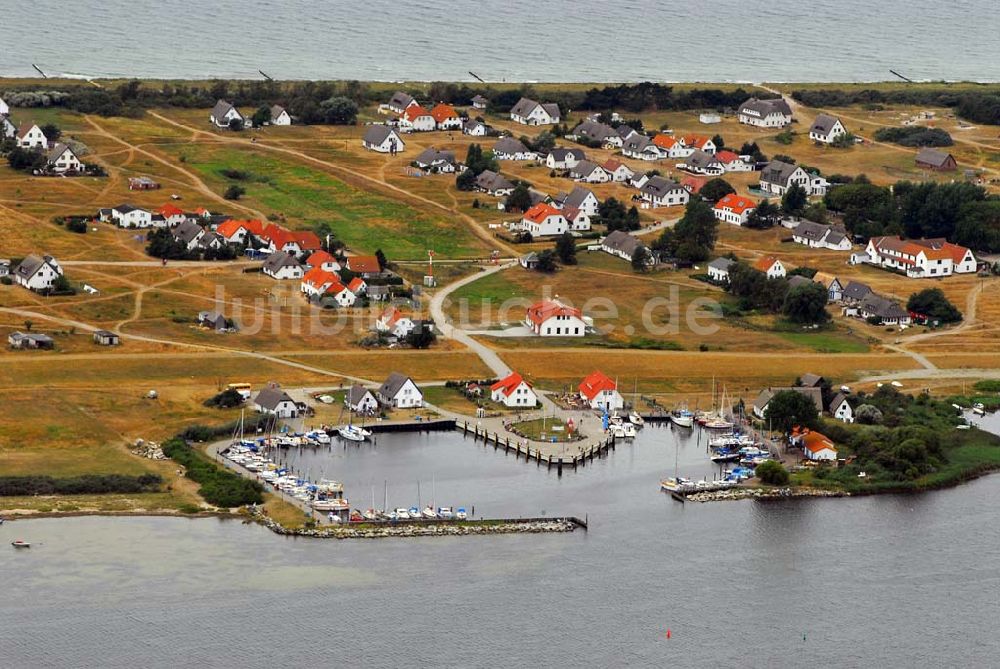 Luftaufnahme Neuendorf - Blick auf den Hafen von Neuendorf auf Hiddensee