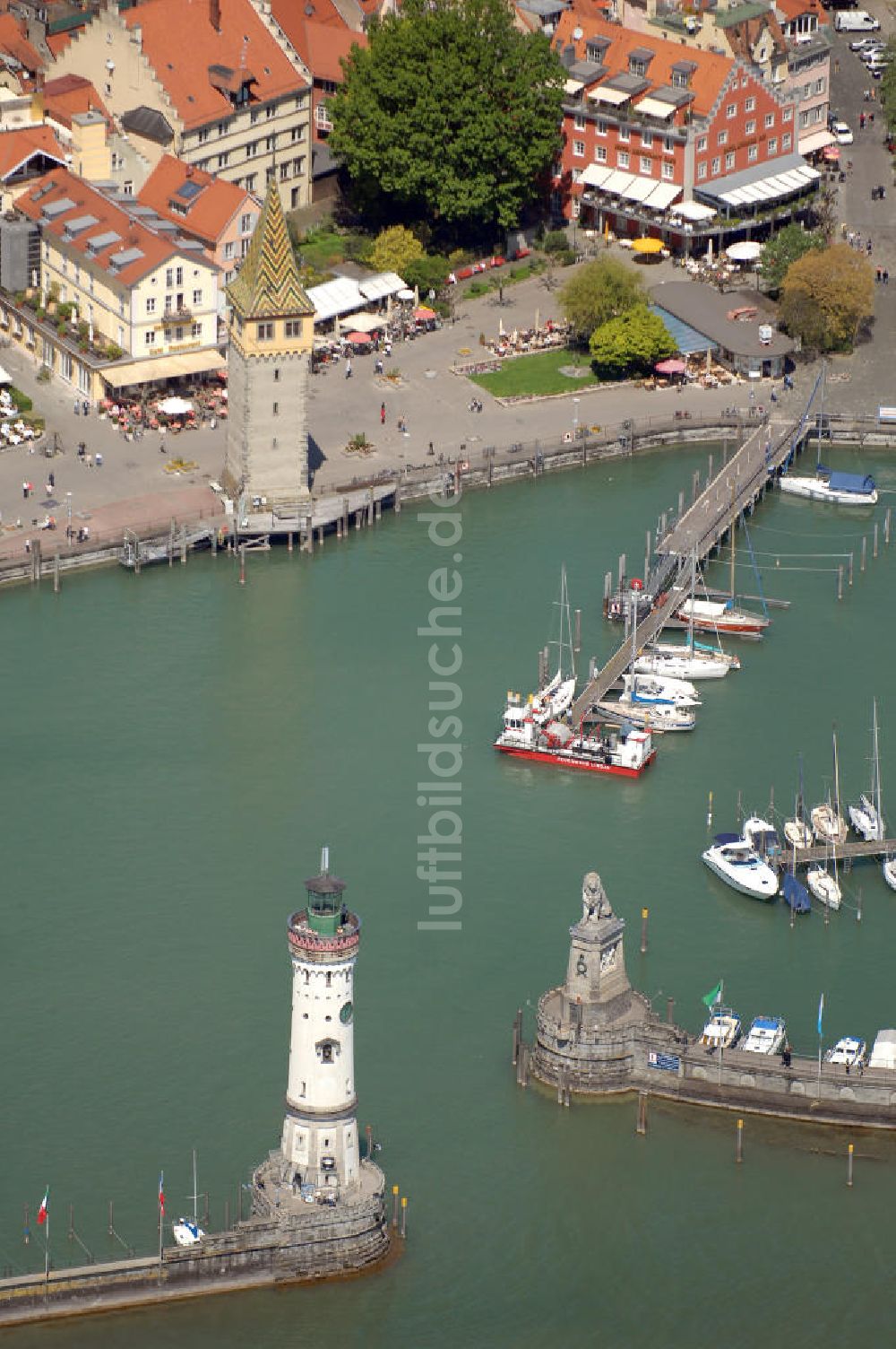 Luftbild Lindau - Blick in die Hafeneinfahrt der Lindau Insel mit Leuchtturm