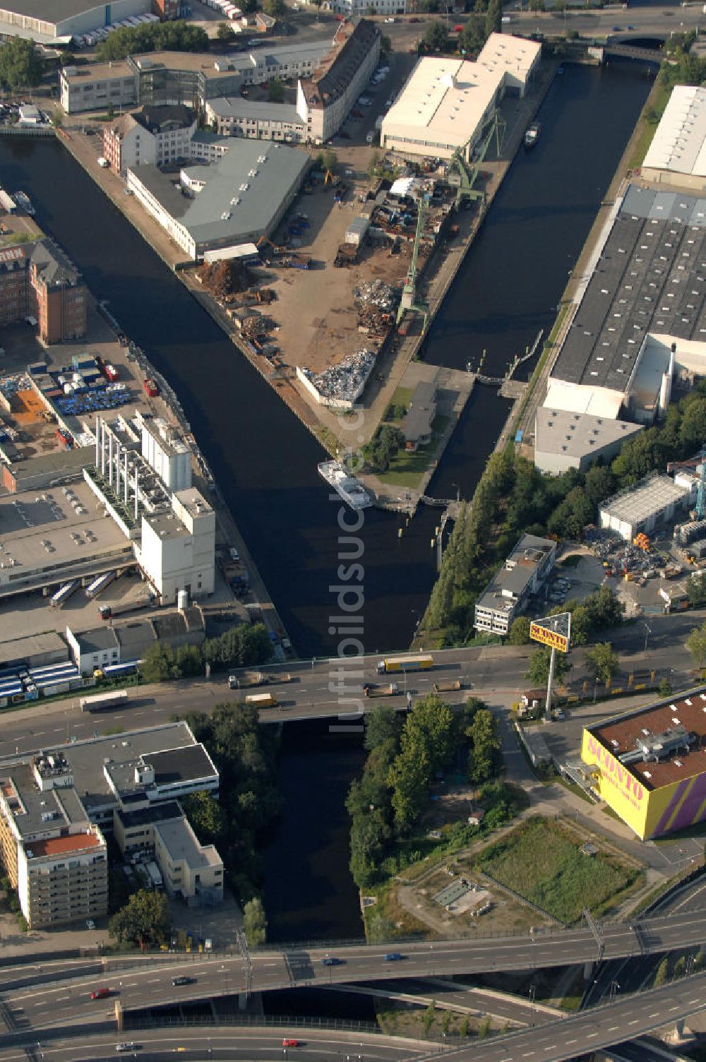 Berlin aus der Vogelperspektive: Blick auf das Hafengelände Neukölln in Berlin