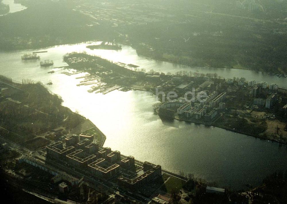 Luftaufnahme Berlin - Friedrichshain - Blick auf die Halbinsel Alt-Stralau beim Sonnenuntergang.