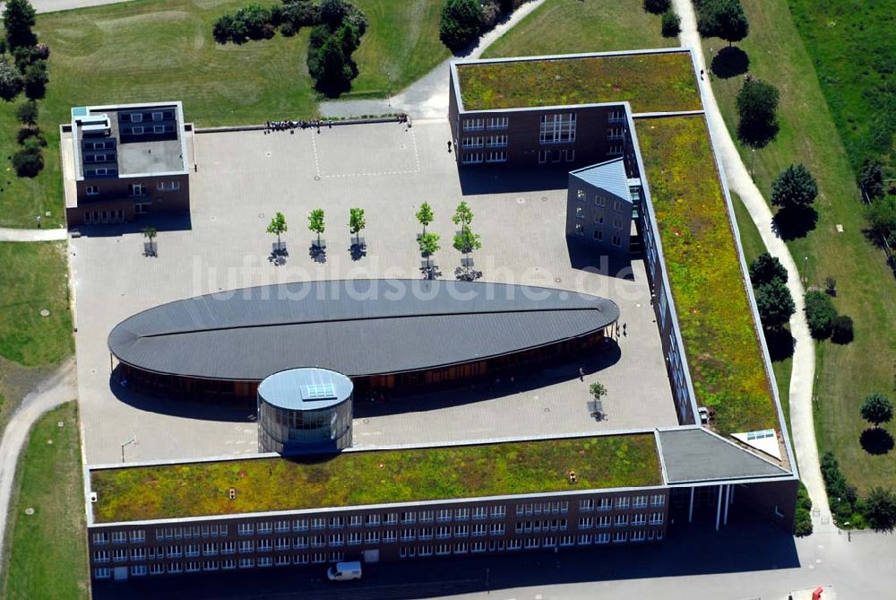 Magdeburg von oben - Blick auf das Hallenbad Olvenstedt in Magdeburg