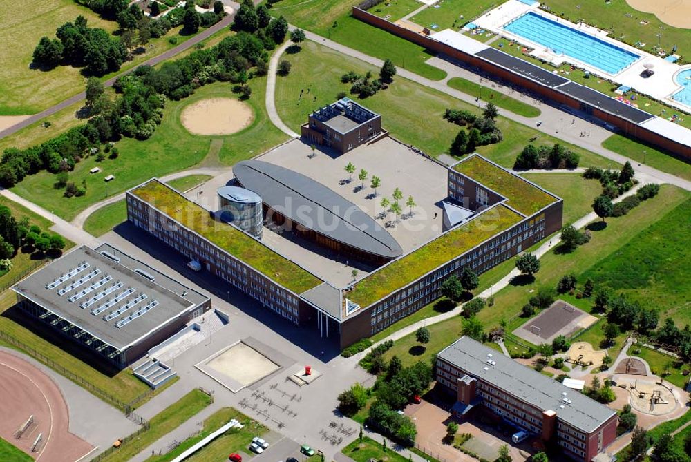 Luftbild Magdeburg - Blick auf das Hallenbad Olvenstedt in Magdeburg