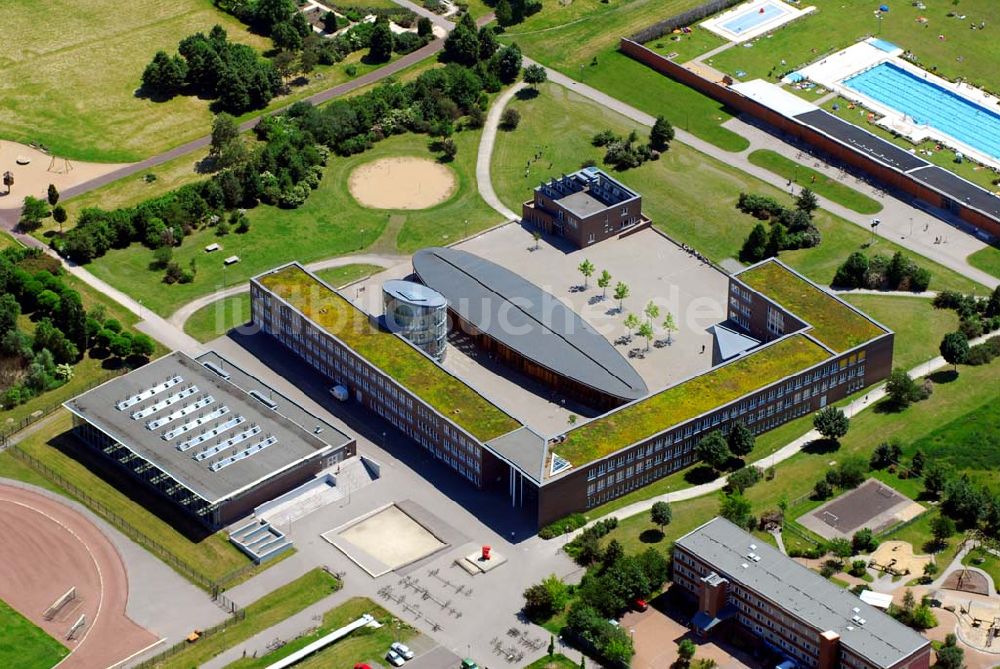 Luftaufnahme Magdeburg - Blick auf das Hallenbad Olvenstedt in Magdeburg