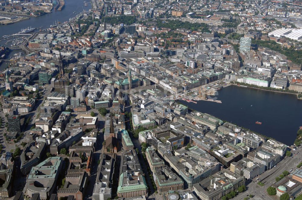 Hamburg aus der Vogelperspektive: Blick auf die Hamburger Altstadt, Binnenalster und die Elbe mit dem Stadtteil HafenCity