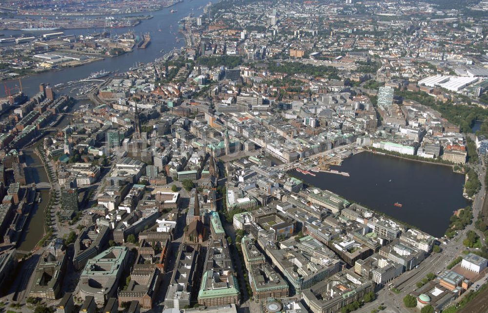 Luftbild Hamburg - Blick auf die Hamburger Altstadt, Binnenalster und die Elbe mit dem Stadtteil HafenCity