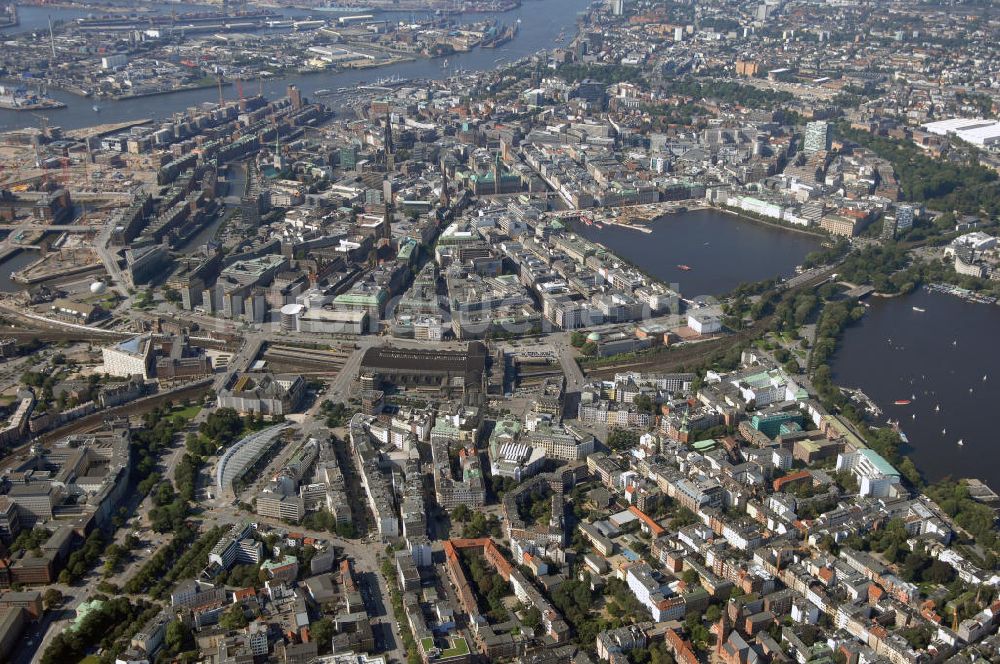 Hamburg von oben - Blick auf die Hamburger Altstadt, Binnenalster und die Elbe mit dem Stadtteil HafenCity