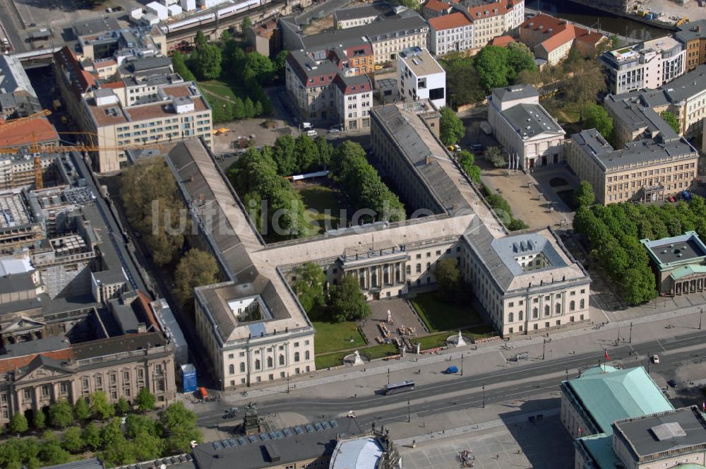 Luftaufnahme Berlin - Blick auf das Hauptgebäude der Humboldt-Universität zu Berlin