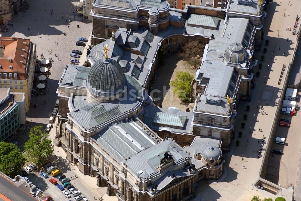 Dresden aus der Vogelperspektive: Blick auf das Hauptgebäude der Kunstakademie an der Brühlschen Terasse in Dresden