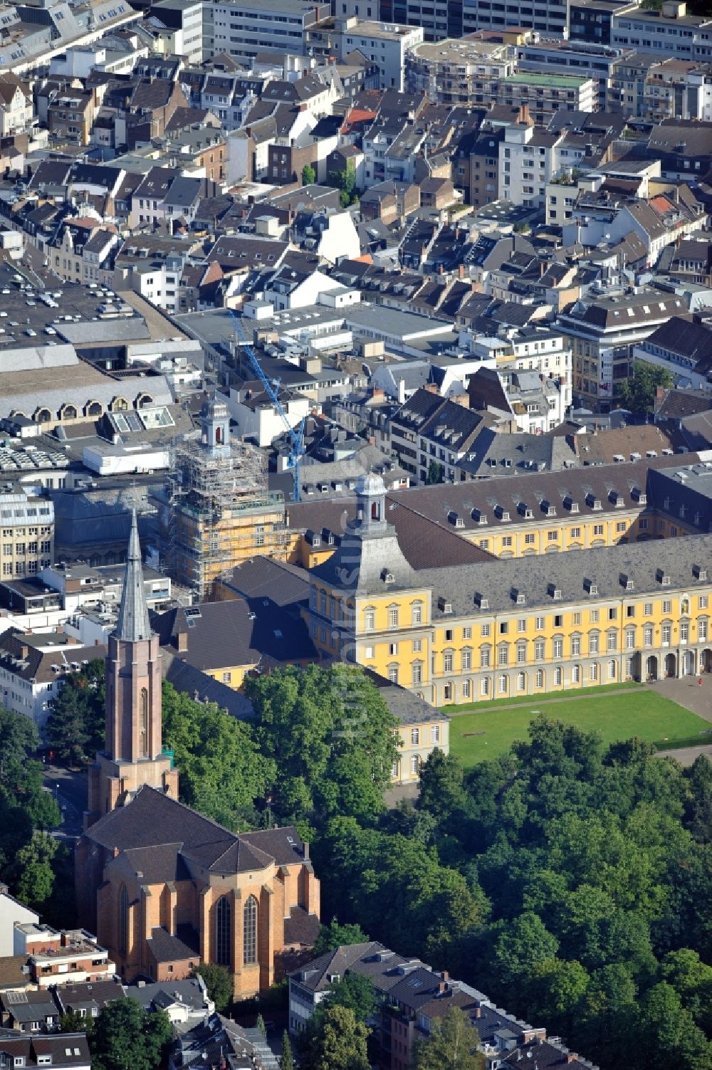 Bonn von oben - Blick auf das Hauptgebäude der Rheinischen Friedrich-Wilhelms-Universität Bonn im Bundesland Nordrhein-Westfalen