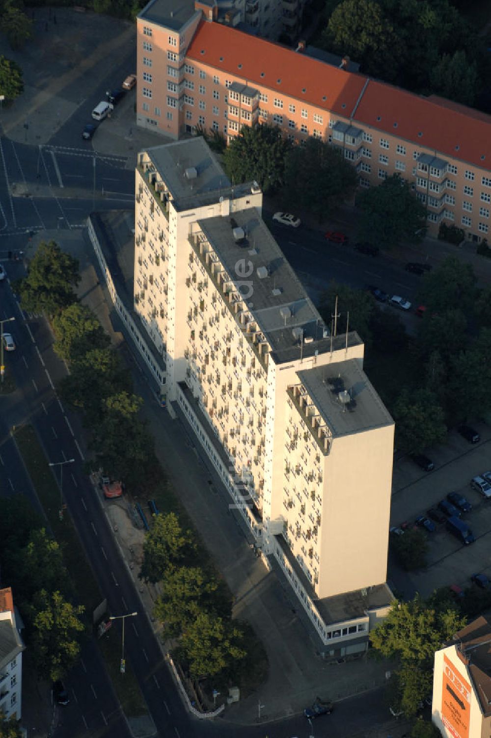 Berlin von oben - Blick auf ein Haus der SorgerTec Hausverwaltung AG in Berlin Tempelhof-Schöneberg