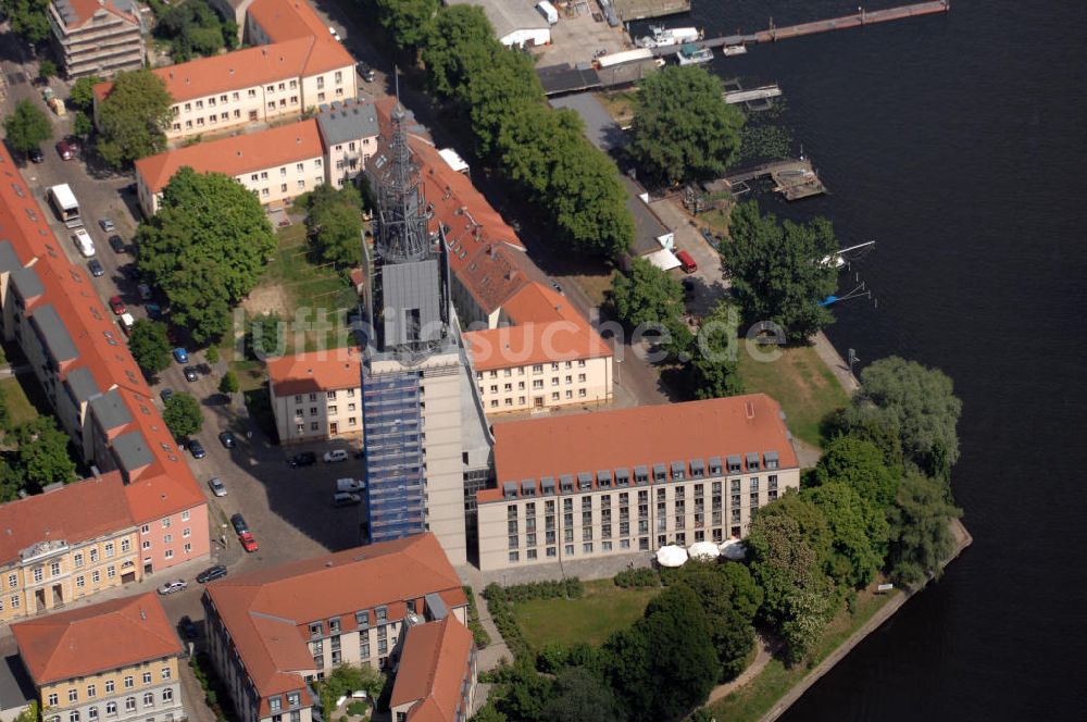 Luftaufnahme Potsdam - Blick auf das Havelufer und die Residenz Heilig Geist Park Potsdam