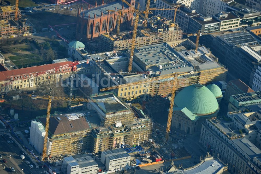 Berlin aus der Vogelperspektive: Blick auf die St. Hedwigs-Kathedrale und die Baustelle am Bebelplatz in Berlin Mitte