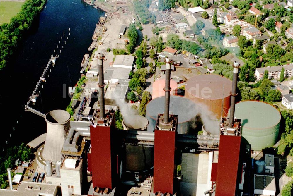 Luftbild Berlin Steglitz - 05.08.1995 Blick auf ein Heizkraftwerk in Steglitz und einem Öltanker