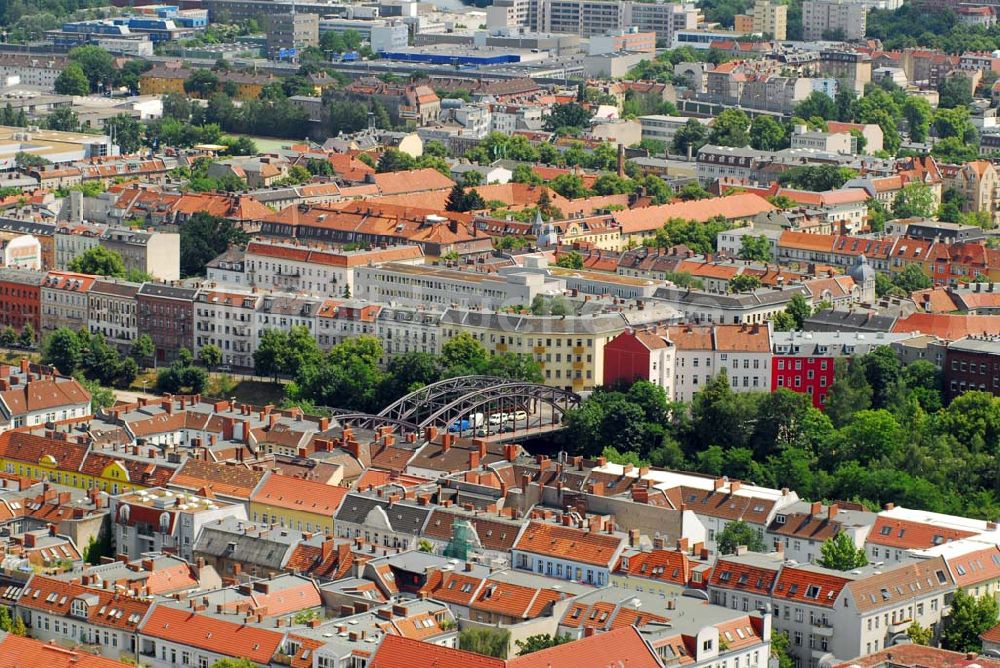 Berlin von oben - Blick auf die Herta Brücke in Berlin-Neukölln