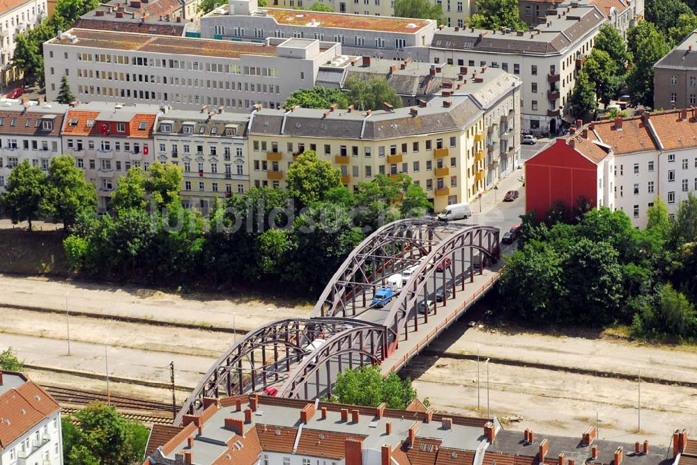 Berlin aus der Vogelperspektive: Blick auf die Herta Brücke in Berlin-Neukölln