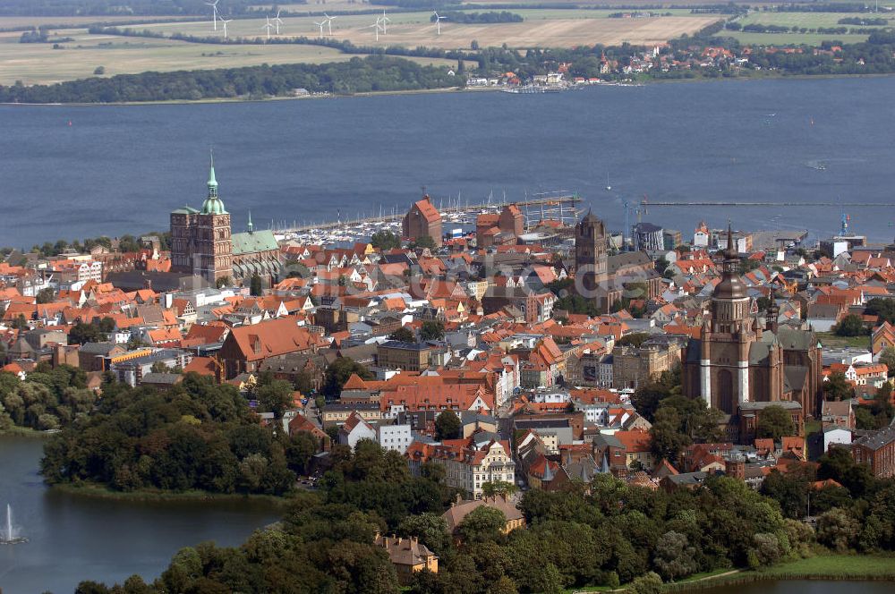 Luftbild Stralsund - Blick auf das historische Stadtzentrum der alten Hansestadt Stralsund