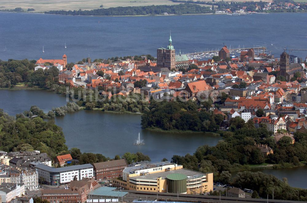 Luftaufnahme Stralsund - Blick auf das historische Stadtzentrum der alten Hansestadt Stralsund