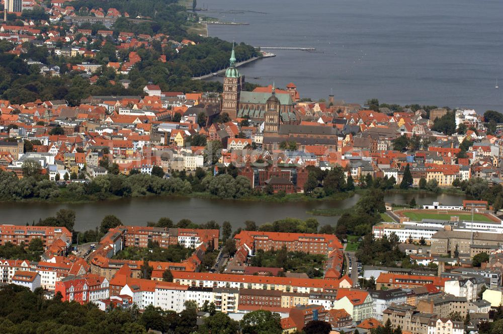 Luftbild Stralsund - Blick auf das historische Stadtzentrum der alten Hansestadt Stralsund