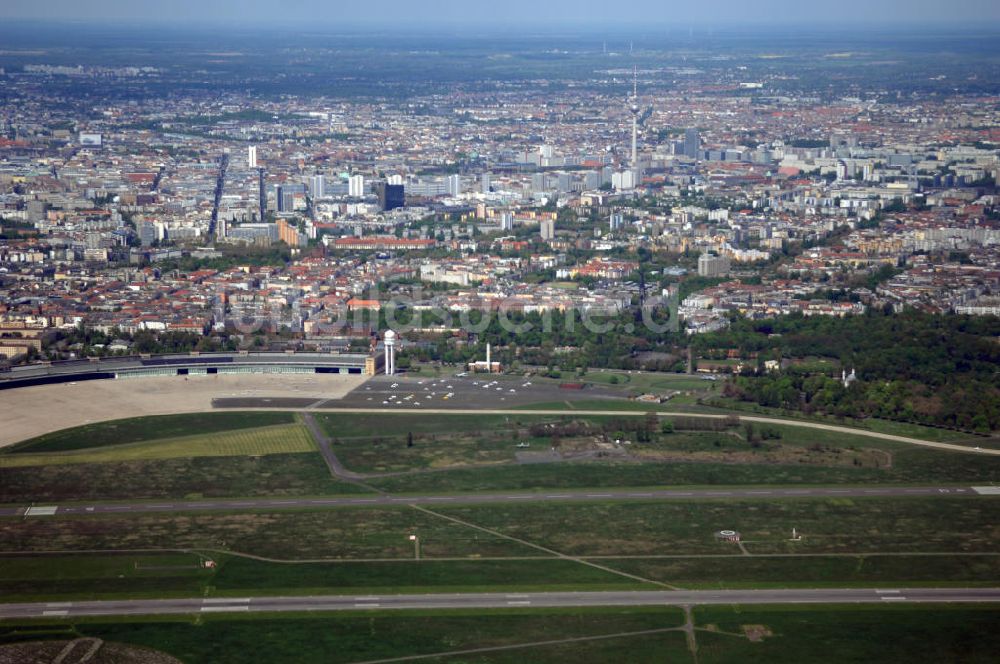 Luftbild Berlin - Blick auf den historischen Flughafen Berlin-Tempelhof