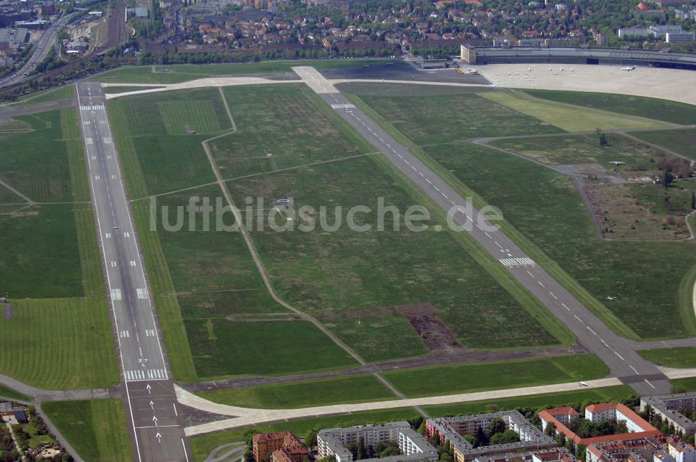 Luftaufnahme Berlin - Blick auf den historischen Flughafen Berlin-Tempelhof