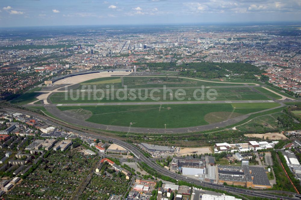 Berlin von oben - Blick auf den historischen Flughafen Berlin-Tempelhof