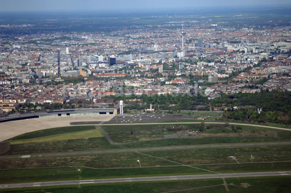 Luftbild Berlin - Blick auf den historischen Flughafen Berlin-Tempelhof