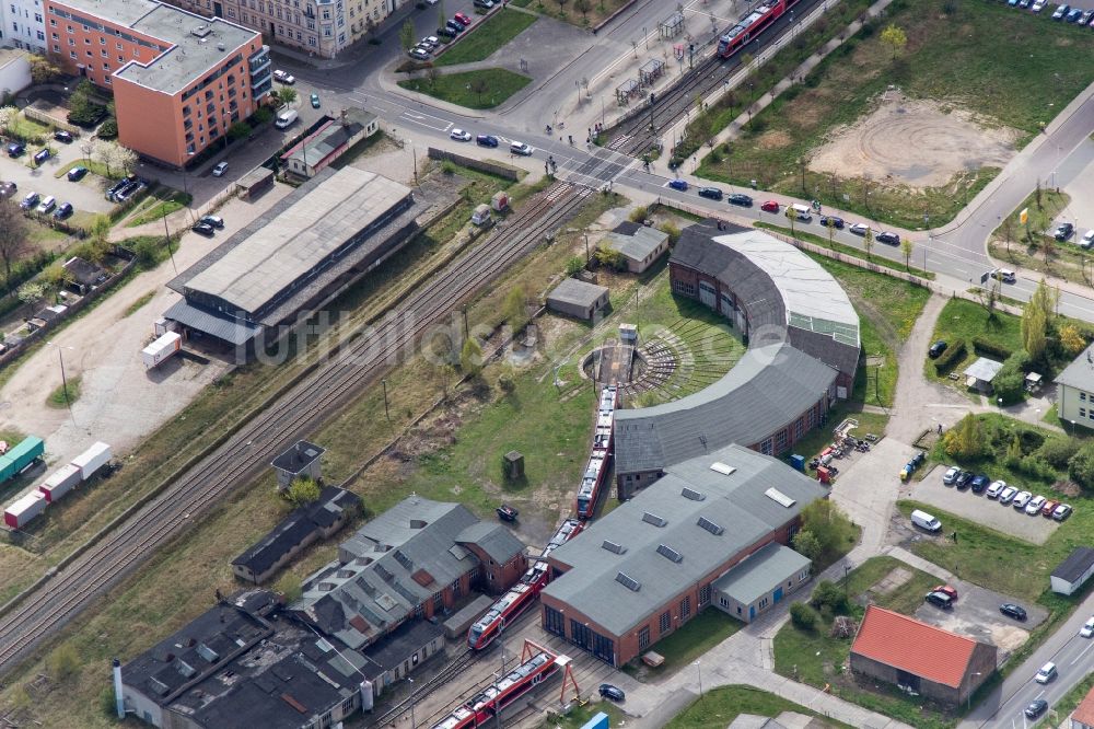 Luftbild Neuruppin - Blick auf historischen Lokschuppen der Deutschen Bahn von Neuruppin im Bundesland Brandenburg