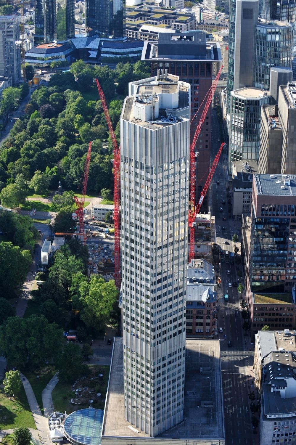 Frankfurt am Main von oben - Blick auf das Hochhaus Eurotower in Frankfurt am Main