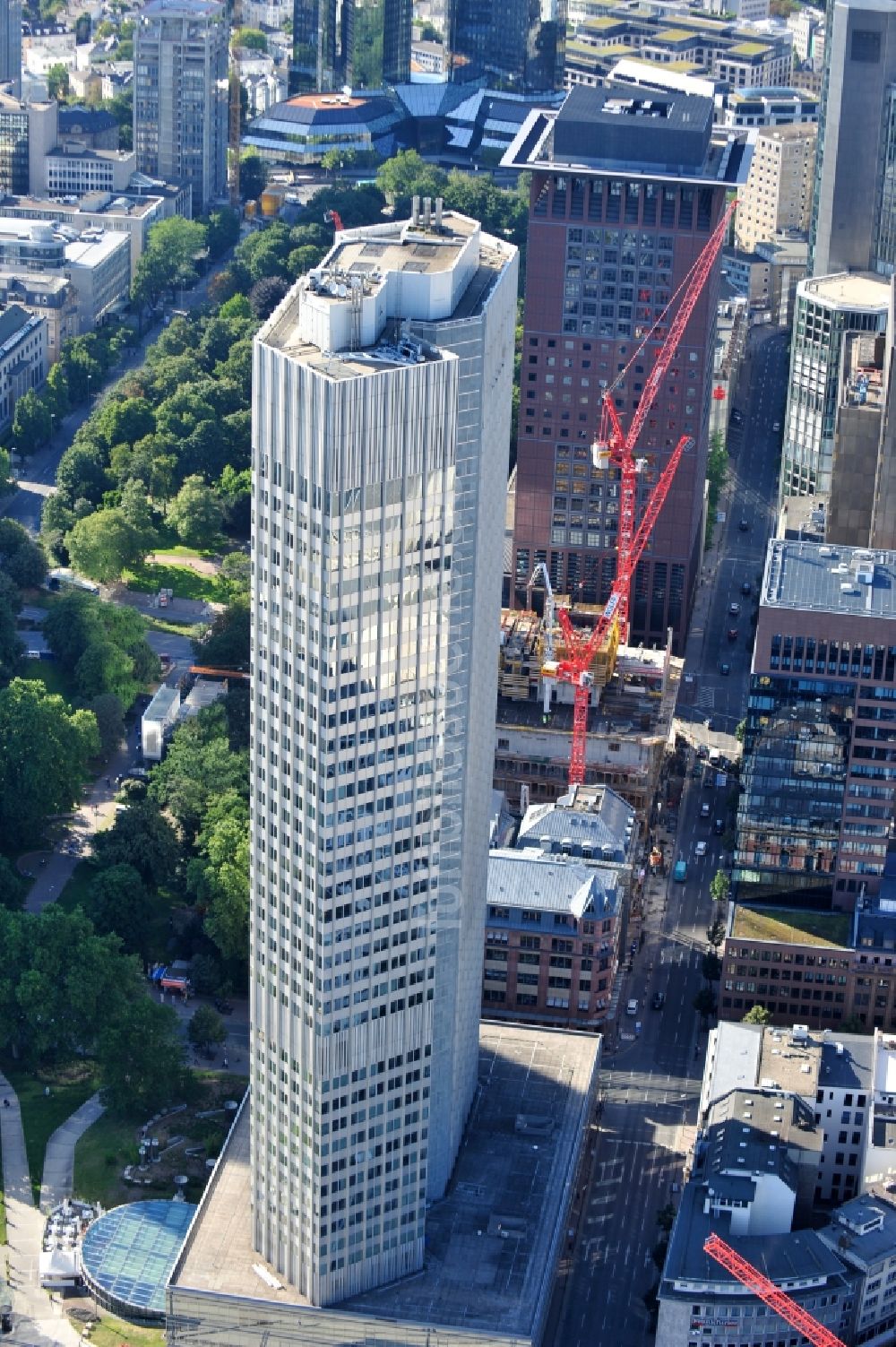 Frankfurt am Main aus der Vogelperspektive: Blick auf das Hochhaus Eurotower in Frankfurt am Main