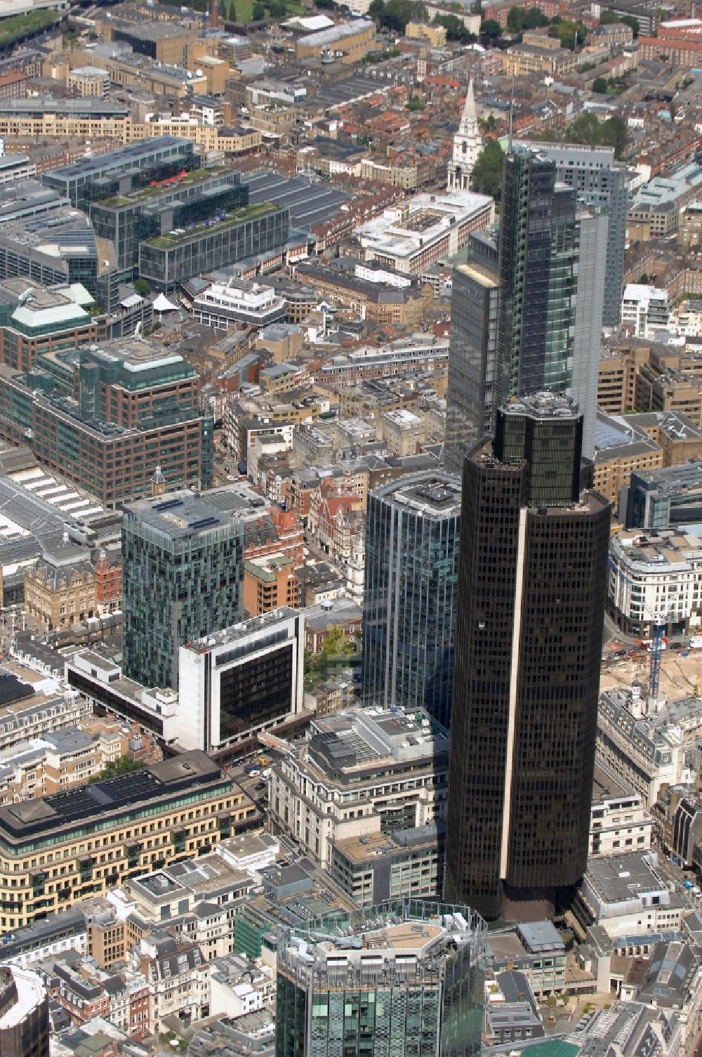 London von oben - Blick auf das Hochhaus Tower 42 in London