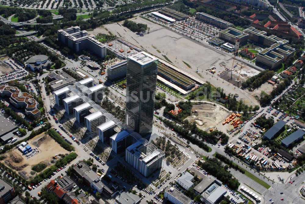 München von oben - Blick auf das Hochhaus Uptown in München