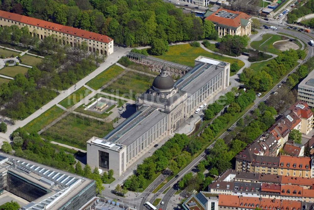 München von oben - Blick auf den Hofgarten, die Münchner Residenz und die Bayerische Staatskanzlei in München