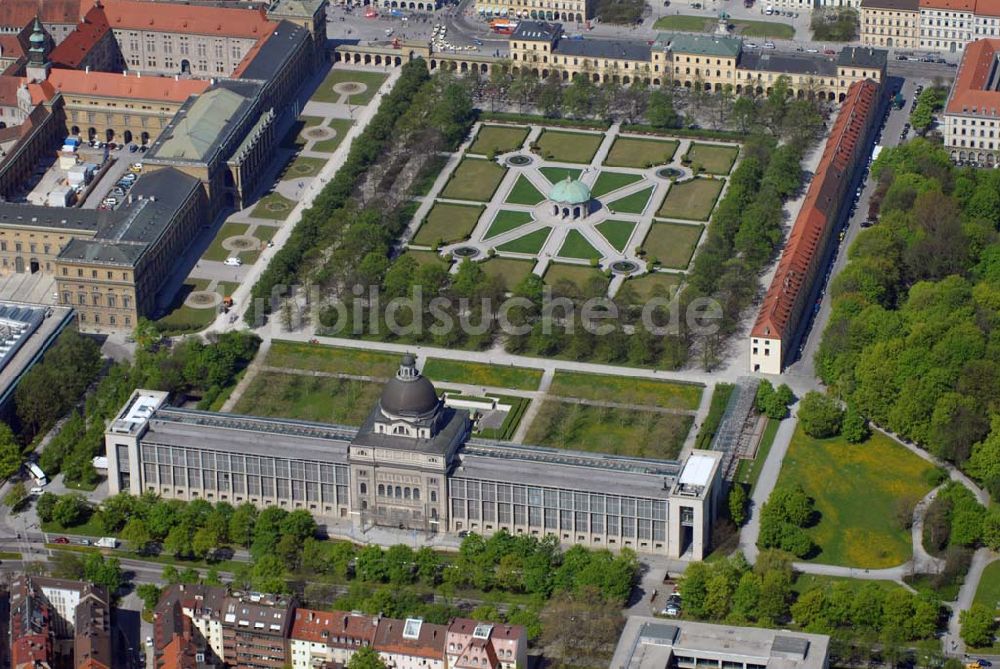 Luftbild München - Blick auf den Hofgarten, die Münchner Residenz und die Bayerische Staatskanzlei in München