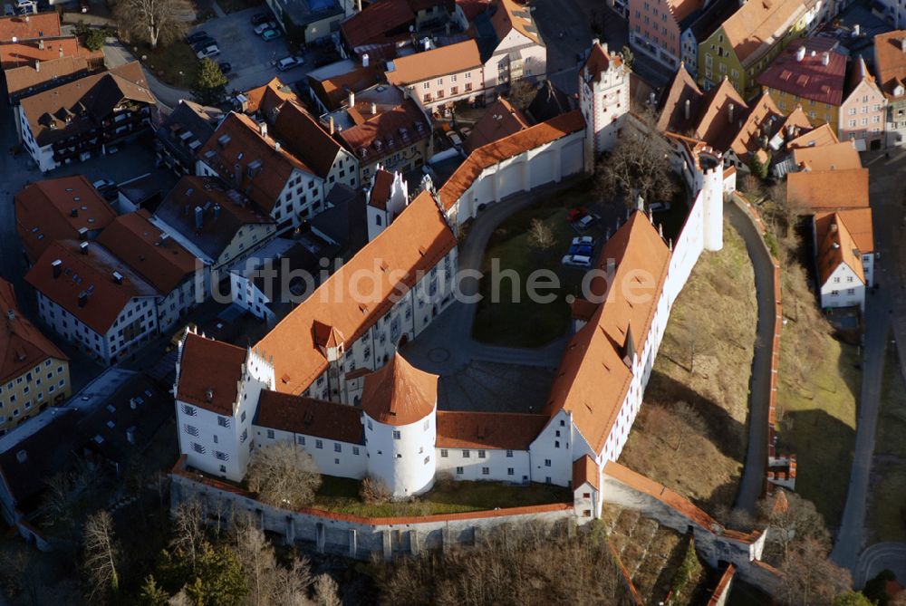 Luftaufnahme Füssen - Blick auf das Hohe Schloss am Schlossberg und die Abtei St. Mang in Füssen.