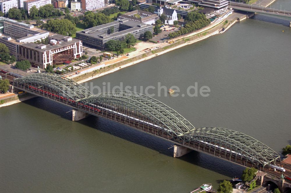 Köln aus der Vogelperspektive: Blick auf die Hohenzollernbrücke in Köln