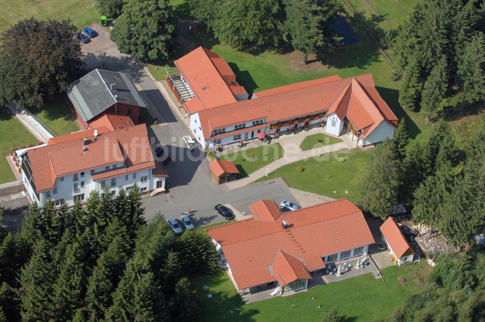 Luftaufnahme Friedrichroda - Blick auf ein Hotel und Berggasthof im Thüringer Wald bei Friedrichroda