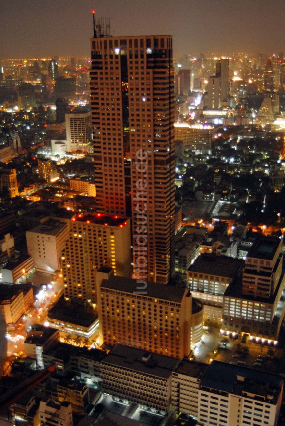 Luftbild Bangkok - Blick auf das Hotel holiday inn-crown plaze in der City von Bangkok am Areal des State Tower