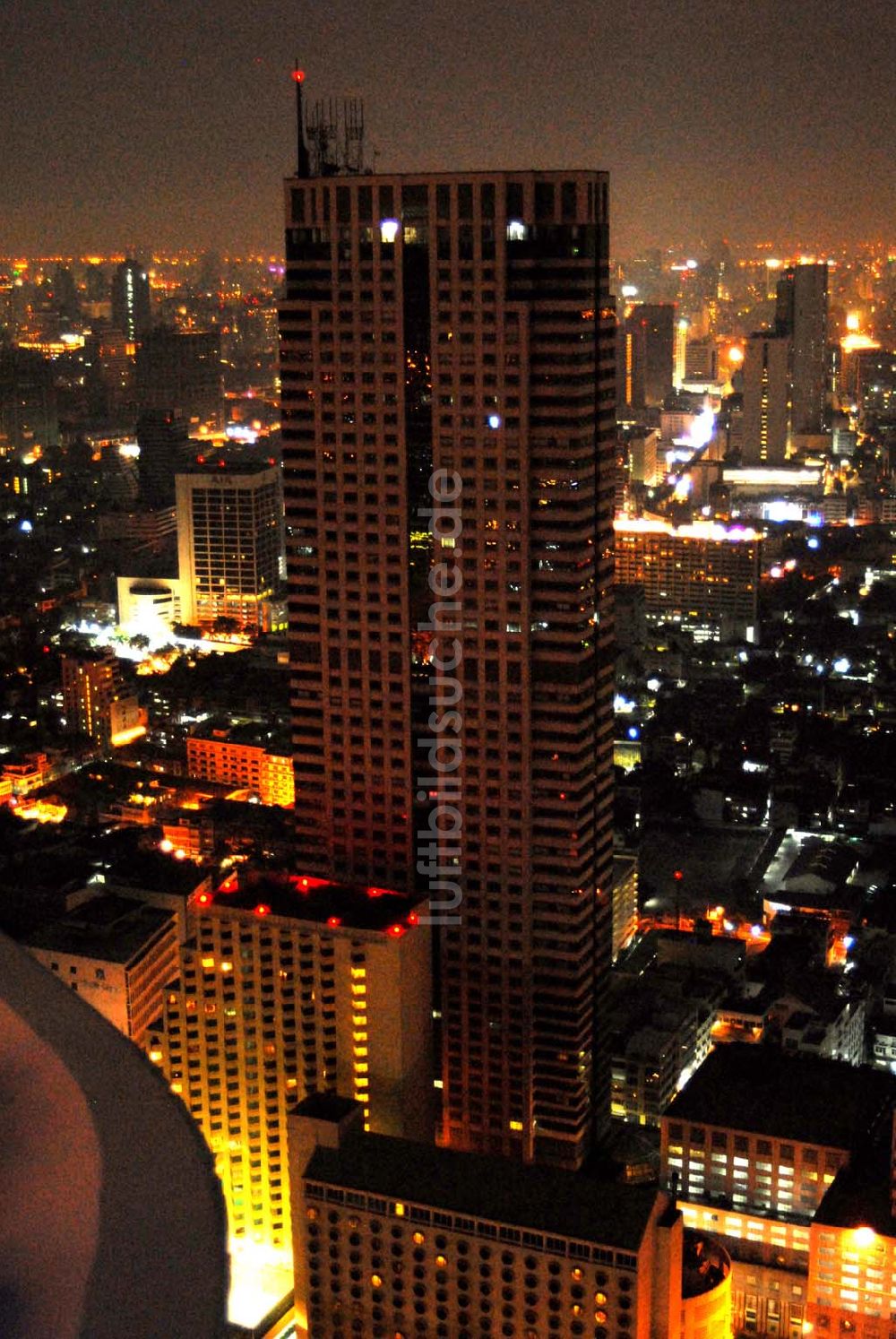 Luftaufnahme Bangkok - Blick auf das Hotel holiday inn-crown plaze in der City von Bangkok am Areal des State Tower