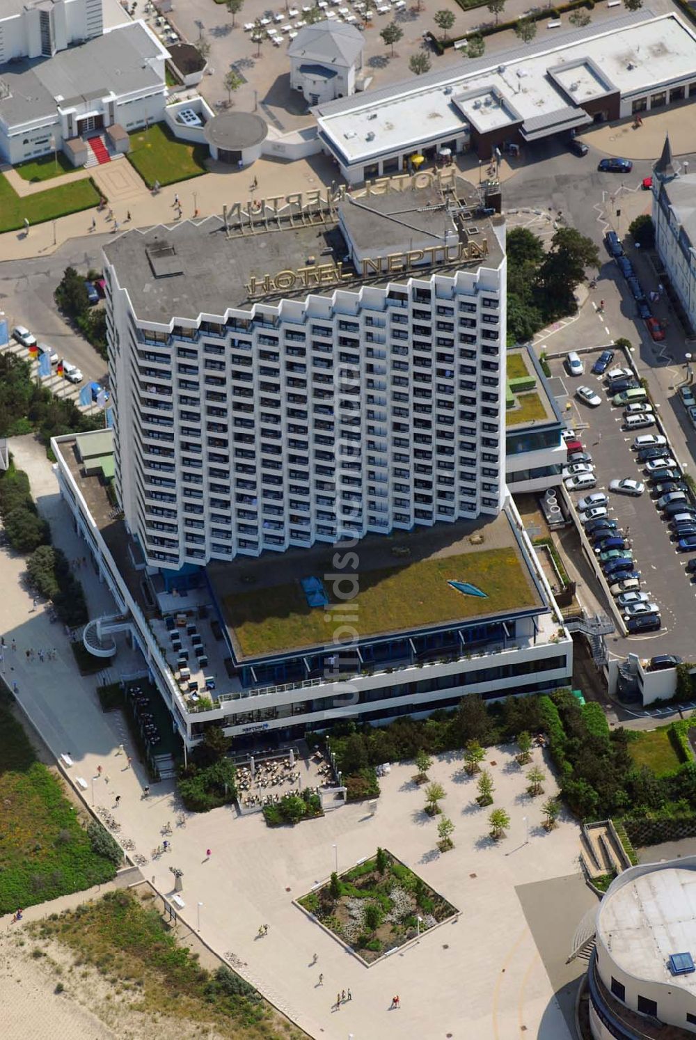 Luftbild Warnemünde - Blick auf das Hotel Neptun, ein direkt am Strand der Ostsee gelegenes 5-Sterne-Hotel im Ostseebad Warnemünde