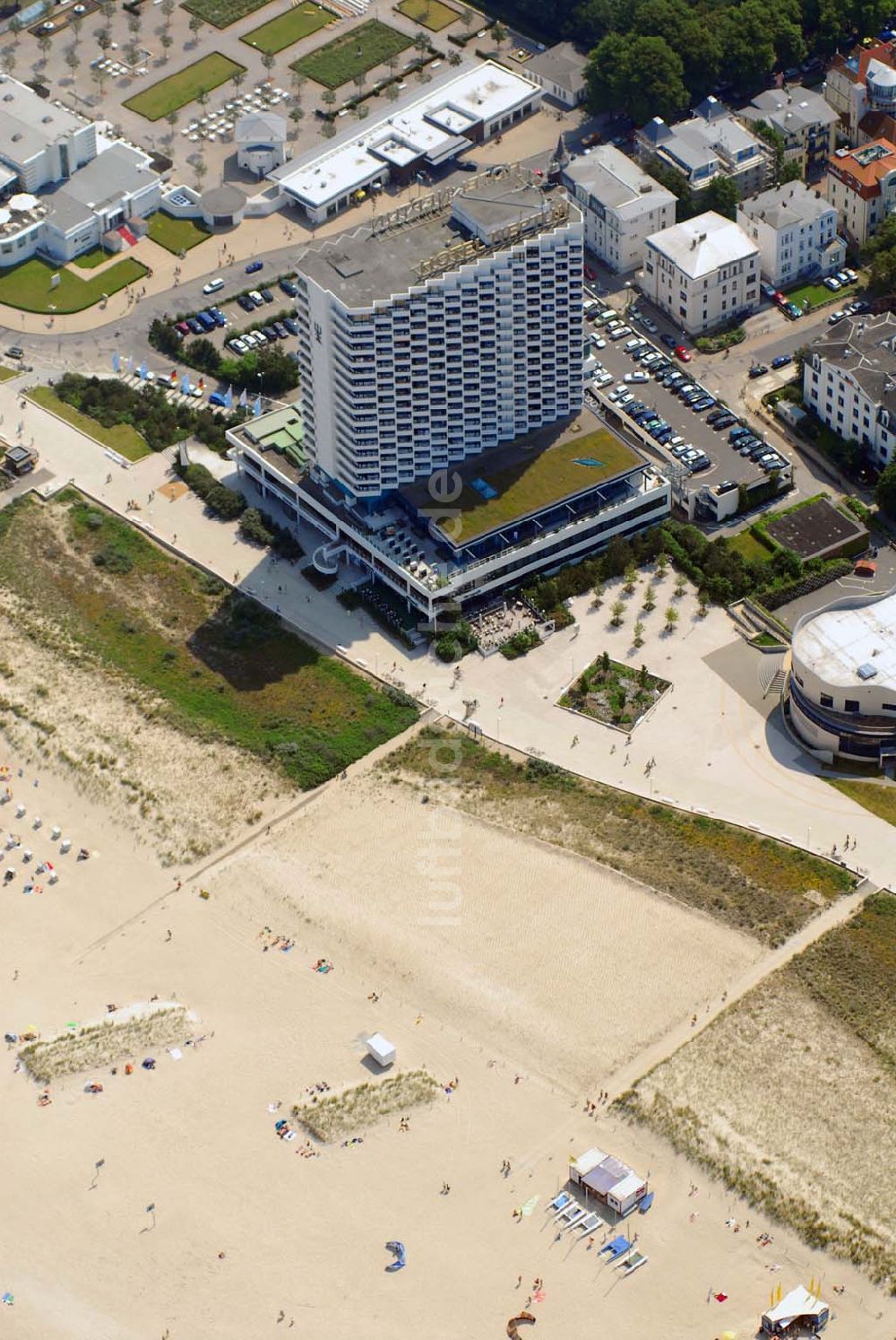 Luftaufnahme Warnemünde - Blick auf das Hotel Neptun, ein direkt am Strand der Ostsee gelegenes 5-Sterne-Hotel im Ostseebad Warnemünde