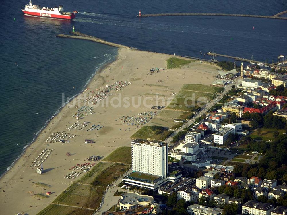 Luftbild Rostock - Warnemünde - Blick auf das Hotel NEPTUN am Strand von Warnemünde