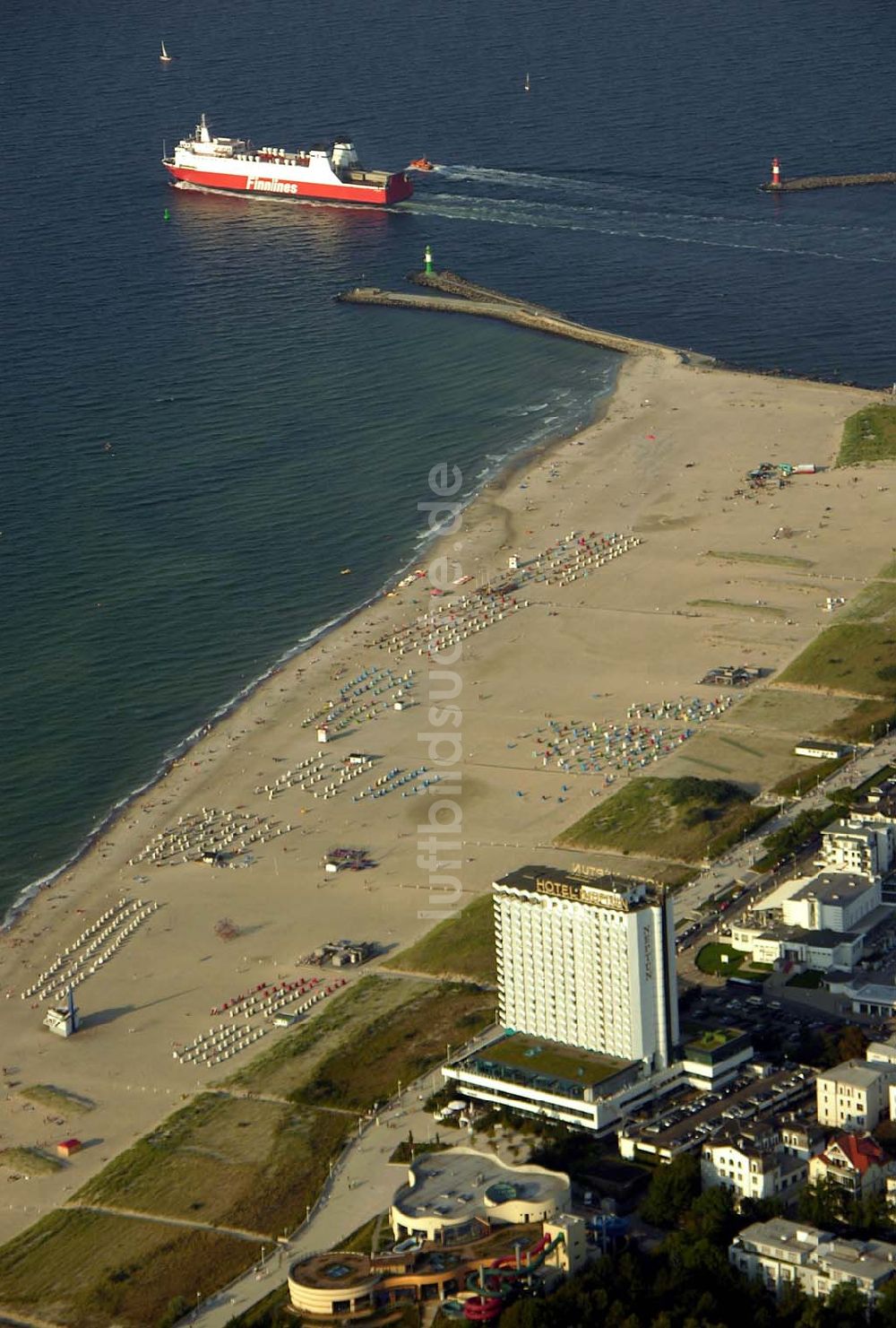 Luftaufnahme Rostock - Warnemünde - Blick auf das Hotel NEPTUN am Strand von Warnemünde